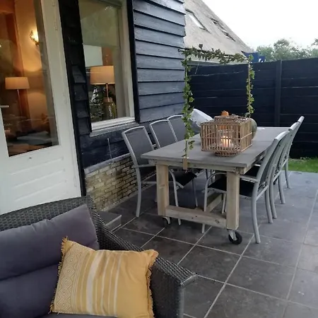 Vakantiehuis Aan Zee, Prive Sauna بيت للعطل *