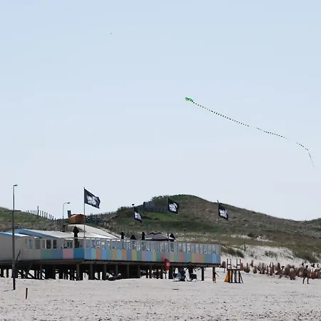 Vakantiehuis Aan Zee, Prive Sauna بيت للعطل