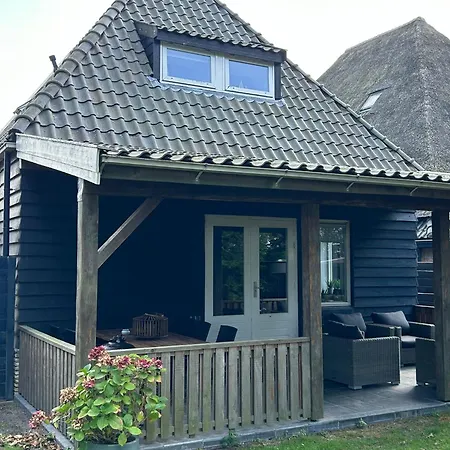 Vakantiehuis Aan Zee, Prive Sauna بيت للعطل Sint Maartensvlotbrug